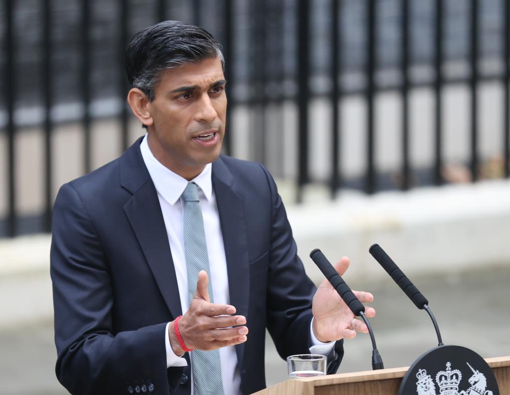 2022年10月25日，里?！ぬK納克在英國(guó)倫敦唐寧街10號(hào)首相府前發(fā)表講話。新華社記者李穎攝