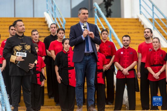 12月2日，希臘文化部副部長(zhǎng)赫里斯托斯·季馬斯（中）在希臘雅典圣誕劇場(chǎng)舉行的“中希國(guó)際戲劇節(jié)”開幕式上講話。新華社發(fā)（馬里奧斯·羅洛斯攝）