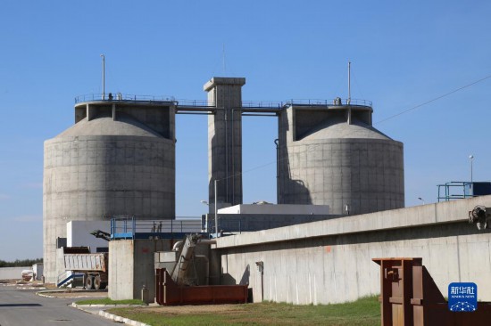 這是11月28日在突尼斯蘇塞市拍攝的中企承接建造的哈姆敦污水處理站一角。位于北非的突尼斯連續(xù)數年遭遇干旱，居民生活和農業(yè)生產受到嚴重影響。突尼斯媒體近日報道了中企承接的突尼斯南部蘇塞市污水處理廠項目，稱贊它不僅為當地農民提供了穩(wěn)定的灌溉水源，還減少了環(huán)境污染。新華社記者 黃靈 攝