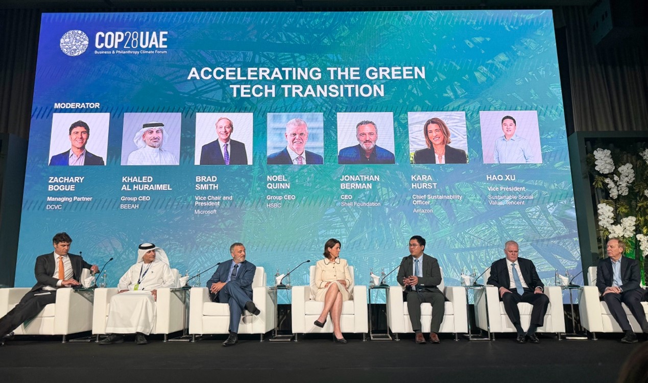 騰訊可持續(xù)社會價值副總裁、騰訊碳中和實驗室負責人許浩（右三）在COP28上和微軟公司主席(右一)、匯豐銀行全球首席執(zhí)行官(右二)以及亞馬遜首席可持續(xù)發(fā)展官(左四)等對話。圖片由騰訊公司提供