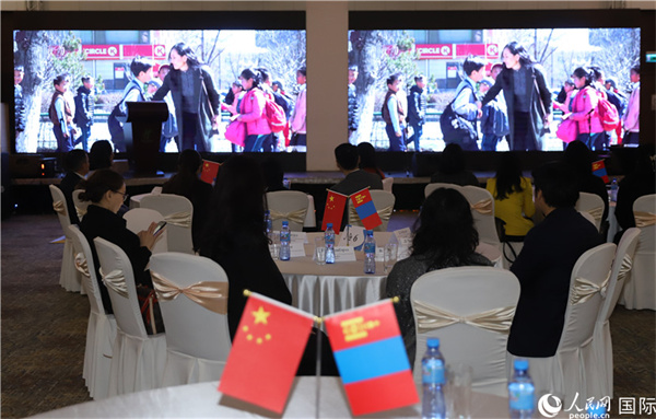 12月1日，活動(dòng)現(xiàn)場(chǎng)播放防治結(jié)核病宣傳短片。人民網(wǎng)記者 霍文攝