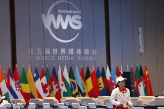   2023年12月2日，一名志愿者在廣州南沙灣濱海會(huì)議中心布置會(huì)場。（新華社記者李明攝）