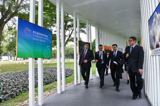   2023年12月2日，參會(huì)代表抵達(dá)廣州南沙灣濱海會(huì)議中心。（新華社記者梁旭攝）