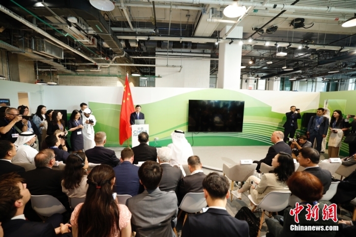 當(dāng)?shù)貢r(shí)間11月30日，《聯(lián)合國氣候變化框架公約》第28次締約方大會(COP28)中國角開幕式暨“生態(tài)文明與美麗中國實(shí)踐”邊會在迪拜舉行。圖為中國生態(tài)環(huán)境部部長黃潤秋在邊會上發(fā)表致辭。<a target='_blank' href='/' _fcksavedurl='/'><p  align=