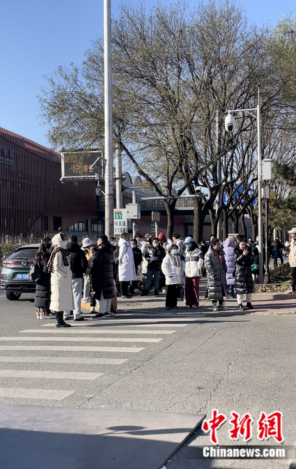 不少家長(zhǎng)和老師在考場(chǎng)外等候。袁秀月 攝