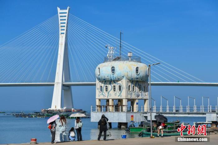 圖為游客在文昌鋪前漁港游玩。<a target='_blank' href='/' _fcksavedurl='/' ><p  align=