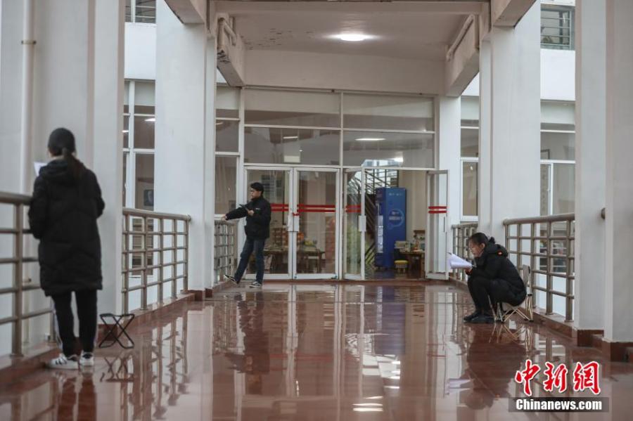 資料圖：幾位考研學(xué)生在南昌大學(xué)教學(xué)樓的天橋上復(fù)習(xí)備考。劉力鑫 攝