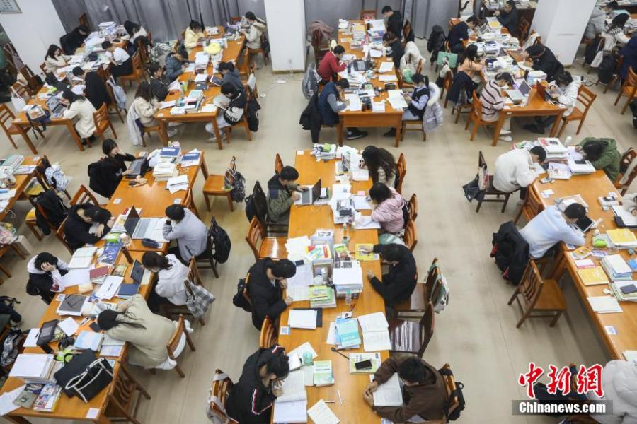 資料圖：眾多考研學(xué)生在南昌大學(xué)圖書(shū)館的自習(xí)室內(nèi)復(fù)習(xí)備考。劉力鑫 攝