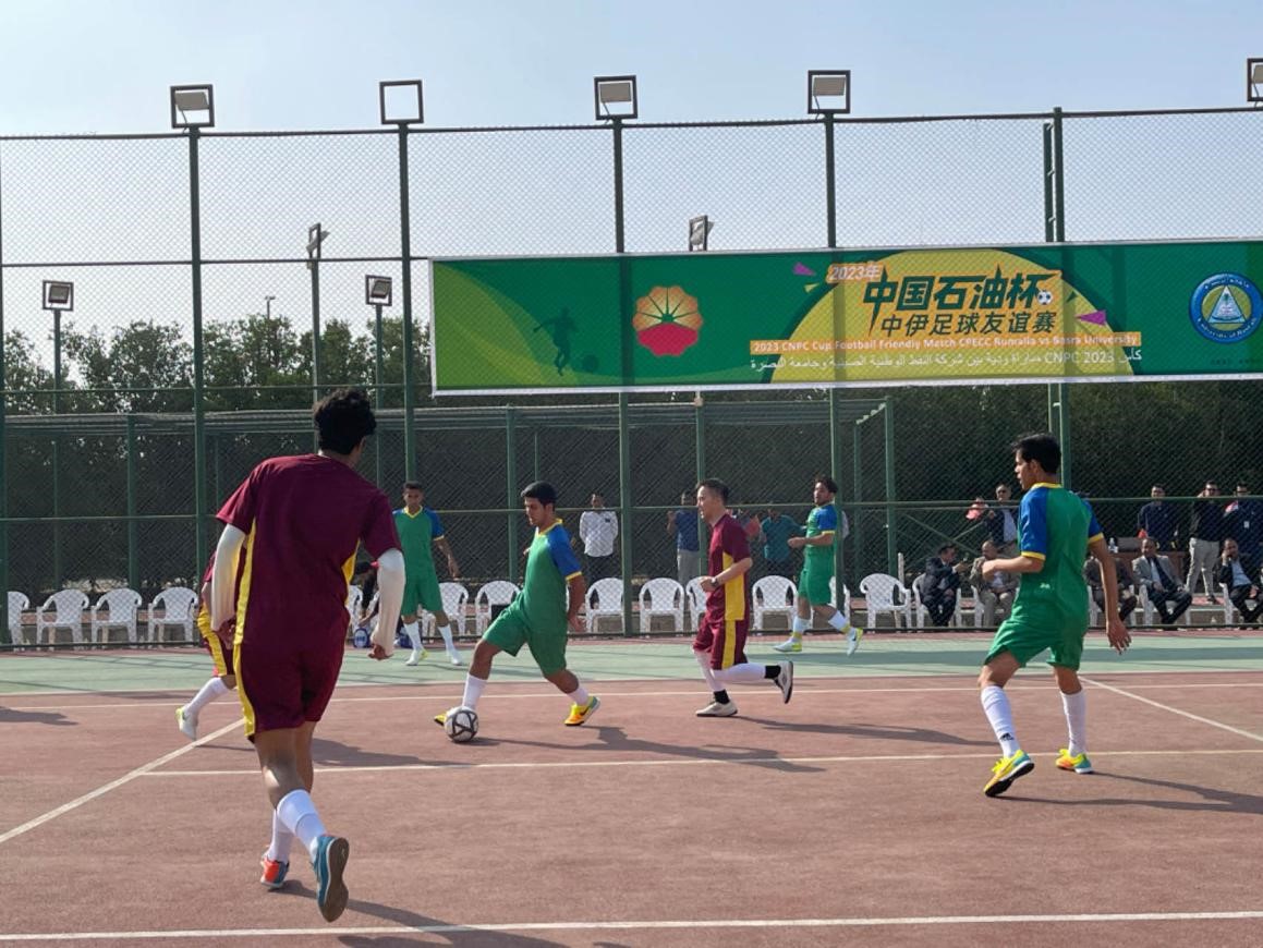 12月14日，中國(guó)石油（伊拉克）魯邁拉片區(qū)舉辦公共開放日和足球友誼賽。中國(guó)石油工程建設(shè)有限公司魯邁拉項(xiàng)目代表隊(duì)與巴士拉大學(xué)代表隊(duì)進(jìn)行了比賽，巴士拉大學(xué)代表隊(duì)獲勝。文學(xué)軍攝
