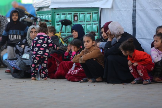 這是12月3日在加沙地帶代爾拜拉赫一家醫(yī)院拍攝的流離失所的巴勒斯坦人。新華社發(fā)