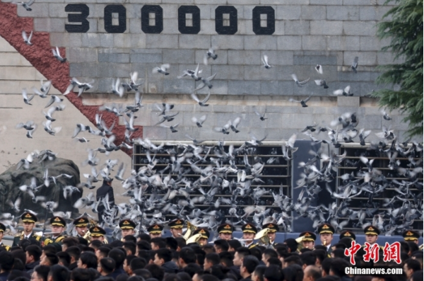 12月13日是第十個(gè)南京大屠殺死難者國(guó)家公祭日。當(dāng)天上午，南京大屠殺死難者國(guó)家公祭儀式在侵華日軍南京大屠殺遇難同胞紀(jì)念館舉行。圖為國(guó)家公祭儀式現(xiàn)場(chǎng)。中新社記者 泱波 攝