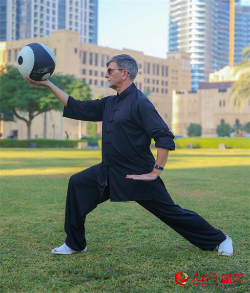 羅伯特在練習(xí)太極球。人民網(wǎng) 塔里克·易卜拉欣攝
