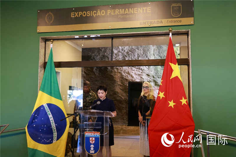 中國駐里約總領(lǐng)事田敏在攝影展開幕式上致辭。 人民網(wǎng)記者 陳海琪攝