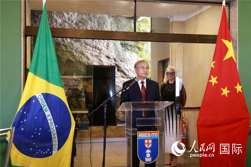 中國攝影家協(xié)會駐會副主席鄭更生在攝影展開幕式上致辭。 人民網(wǎng)記者 陳海琪攝