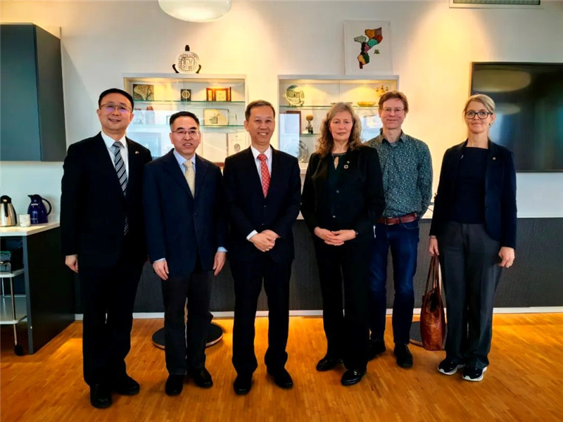 中國駐瑞典大使崔愛民（左三）會見瑞典農業(yè)大學校長薇迪（左四）。中國駐瑞典大使館供圖。