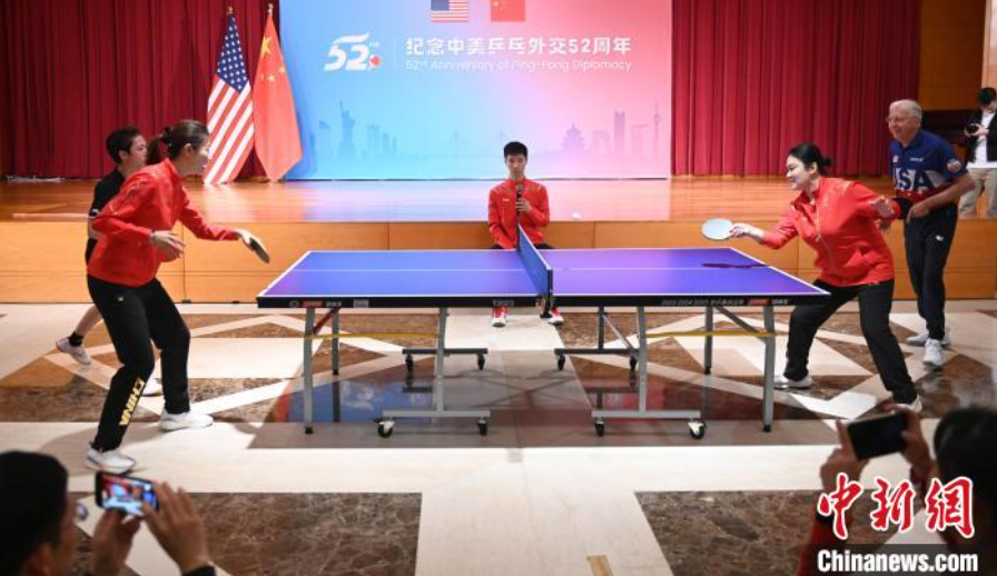 當?shù)貢r間12月13日，中國駐美使館在華盛頓舉辦慶?；顒蛹o念中美乒乓外交52周年。圖為丁寧、劉偉、戴爾等中美運動員上演混雙表演賽。中新社記者 陳孟統(tǒng) 攝