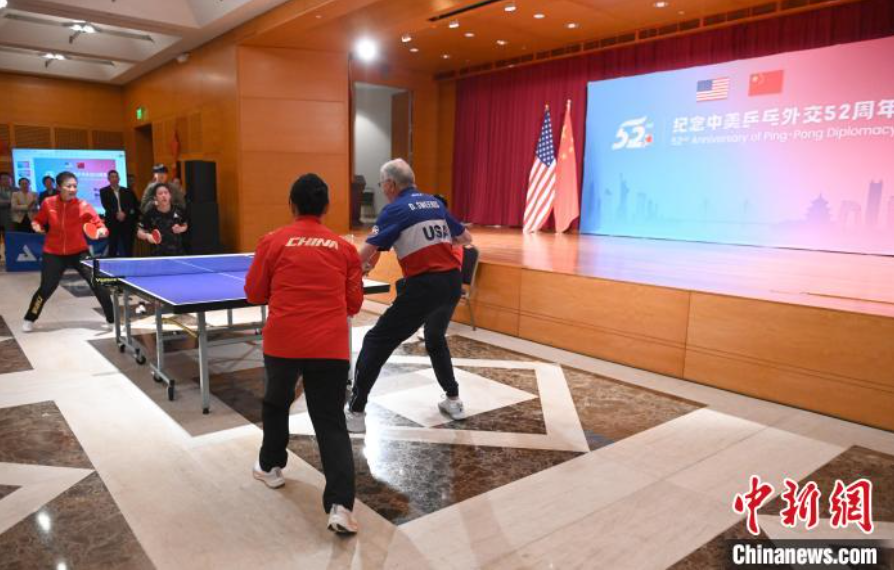 當?shù)貢r間12月13日，中國駐美使館在華盛頓舉辦慶?；顒蛹o念中美乒乓外交52周年。圖為丁寧、劉偉、戴爾等中美運動員上演混雙表演賽。中新社記者 陳孟統(tǒng) 攝