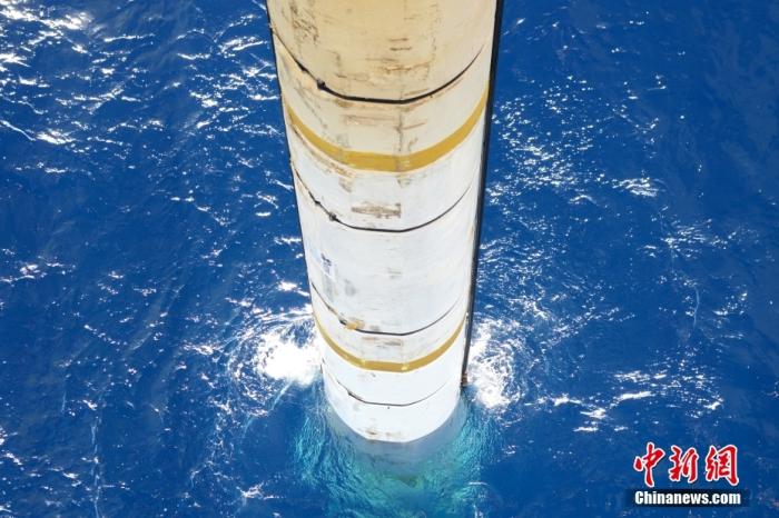 鉆井平臺上伸入海中的設(shè)備。<a target='_blank' href='/' _fcksavedurl='/' ><p  align=