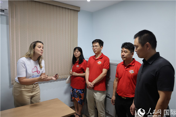 王尉育等人參觀并了解協(xié)會活動場所及設(shè)施。人民網(wǎng)記者 時元皓攝