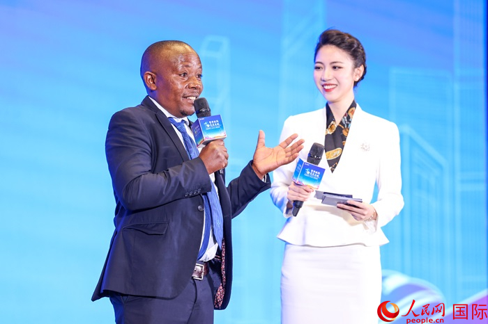 來自烏干達(dá)坎帕拉—恩德培機(jī)場高速公路項(xiàng)目的赫爾曼（左）被評(píng)為中國交建共建“一帶一路”最美外籍建設(shè)者之一。人民網(wǎng)記者 趙益普攝