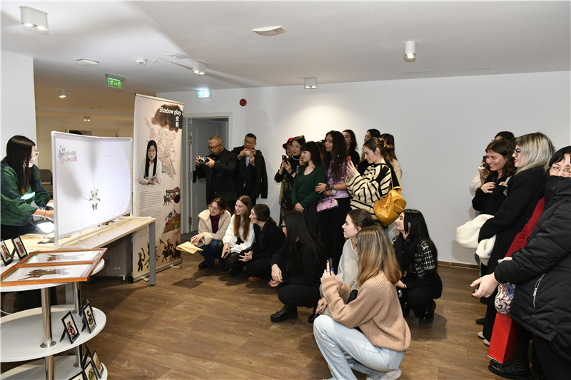 圖為觀眾欣賞帶有“你好中國”標識的皮影展示。 布加勒斯特中國文化中心供圖。