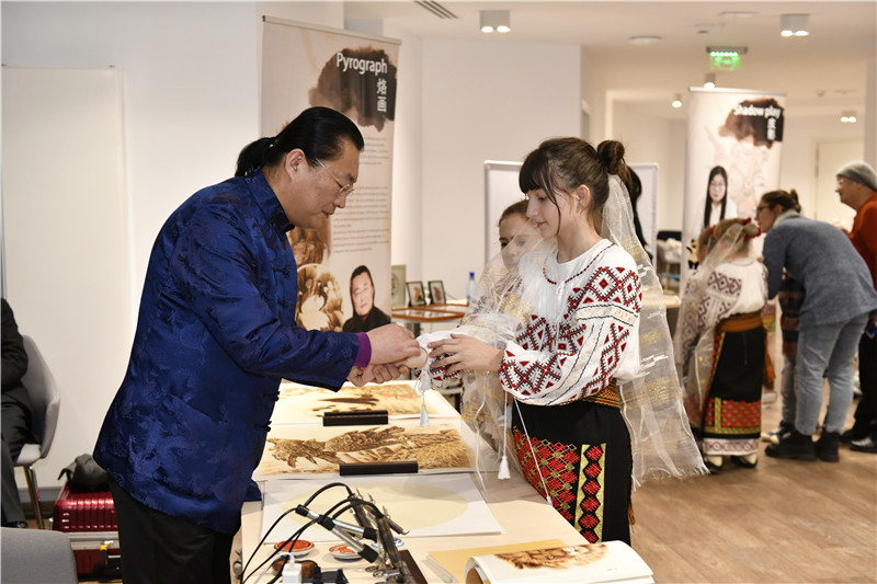 圖為羅馬尼亞小學(xué)生在現(xiàn)場體驗烙畫。 布加勒斯特中國文化中心供圖