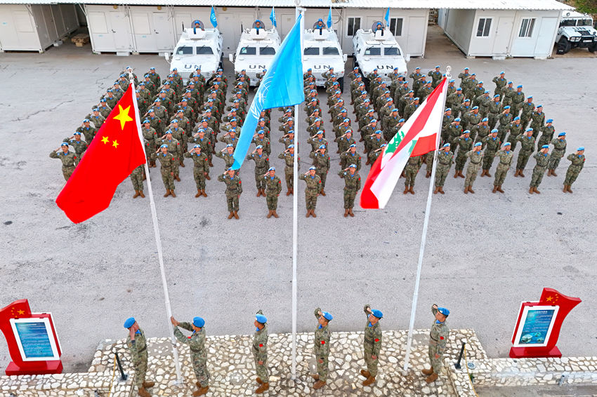 1月1日，中國第22批赴黎巴嫩維和官兵們舉行升旗儀式。胡光明攝
