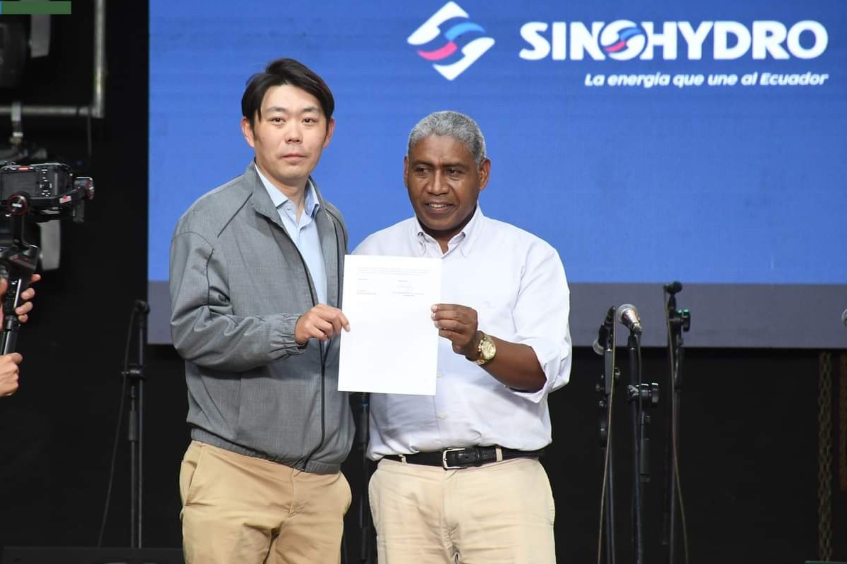 中國電建厄瓜多爾國別代表白納（左）代表中國電建向厄瓜多爾埃爾查科市康復(fù)中心捐贈(zèng)了一批康復(fù)器材，埃爾查科市市長奧斯卡·德拉克魯斯·卡瓦蒂霍（右）對(duì)中國企業(yè)的善舉表示感謝。中國電建厄瓜多爾代表處供圖