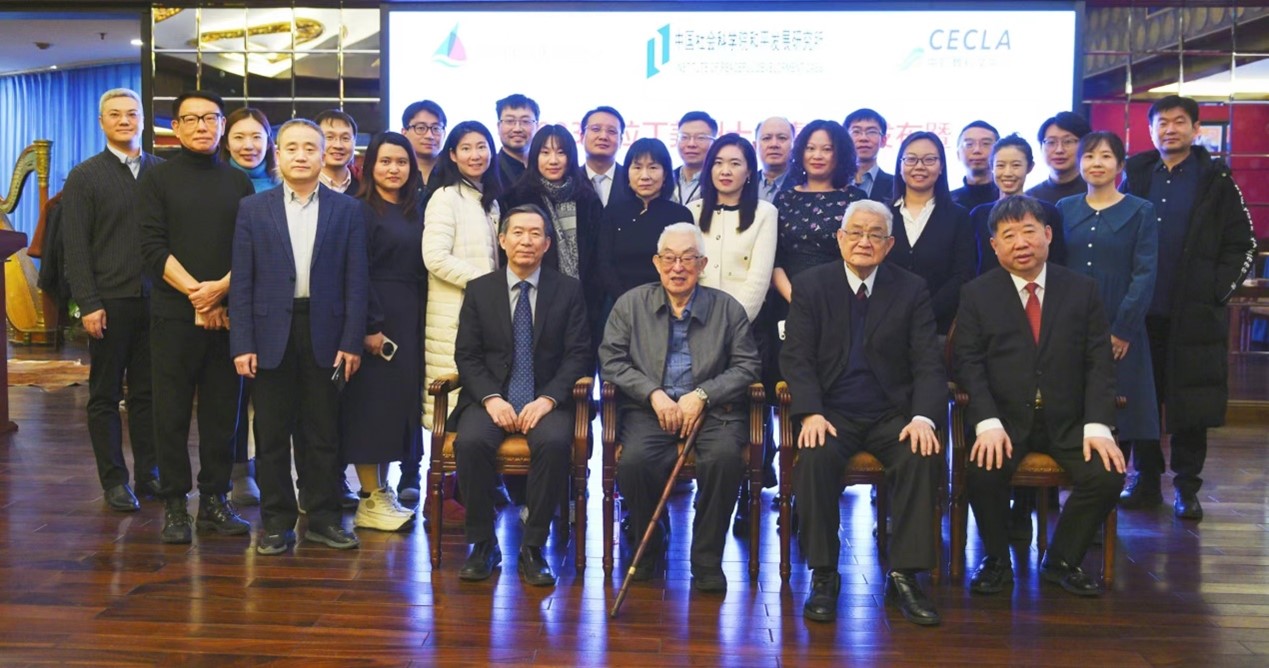 與會專家學者舉行合影。主辦方供圖