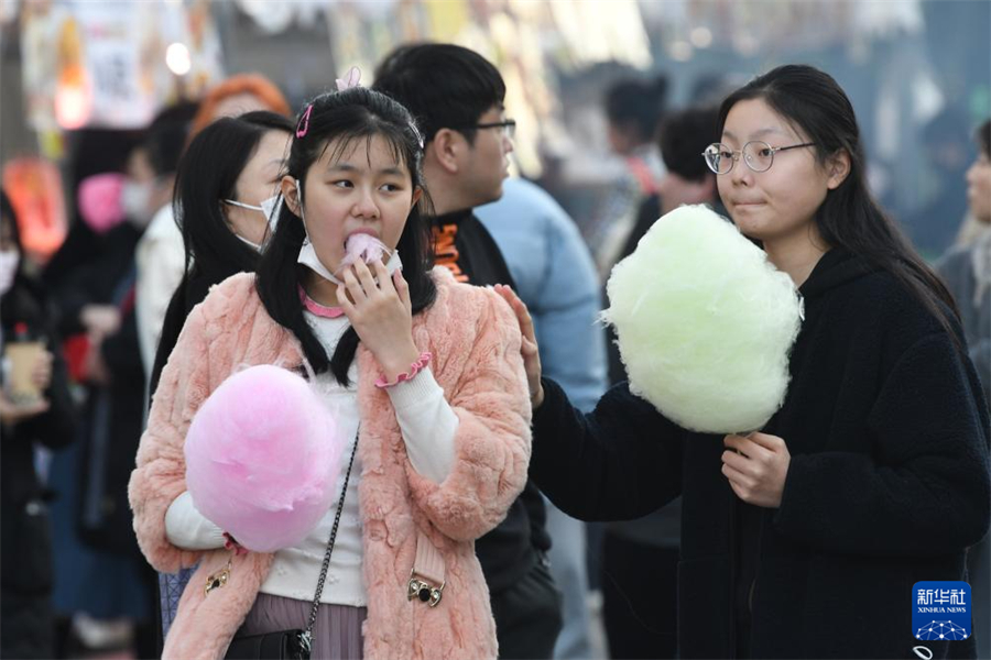 1月5日，在日本名古屋市第18屆“名古屋中國春節(jié)祭”上，游客品嘗棉花糖。新華社記者 岳晨星 攝