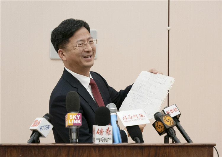 張建敏總領(lǐng)事向媒體展示領(lǐng)區(qū)小學(xué)生來信。中國駐舊金山總領(lǐng)館供圖