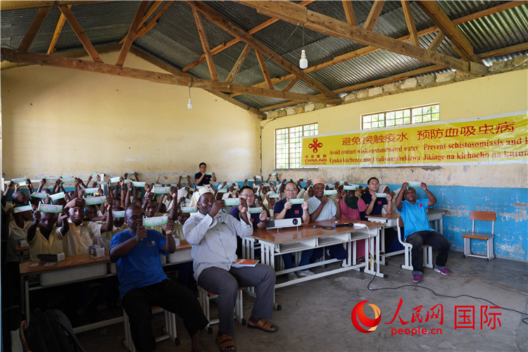 中國(guó)專家組走進(jìn)姆坦噶尼小學(xué)開展血吸蟲病防治健康教育。人民網(wǎng)記者 黃煒鑫攝
