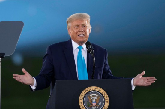 這是2020年9月3日時任美國總統(tǒng)特朗普在美國賓夕法尼亞州拉特羅布參加競選集會的資料照片。新華社記者劉杰攝