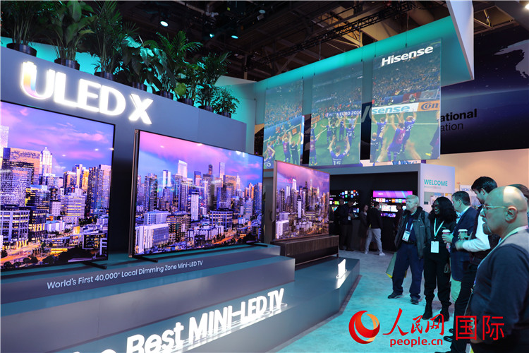 在2024年美國消費電子展上，人們駐足觀看中國企業(yè)海信推出的ULED X系列電視110UX，該產品獲得“2024年美國消費電子展創(chuàng)新獎”。人民網記者 李志偉攝