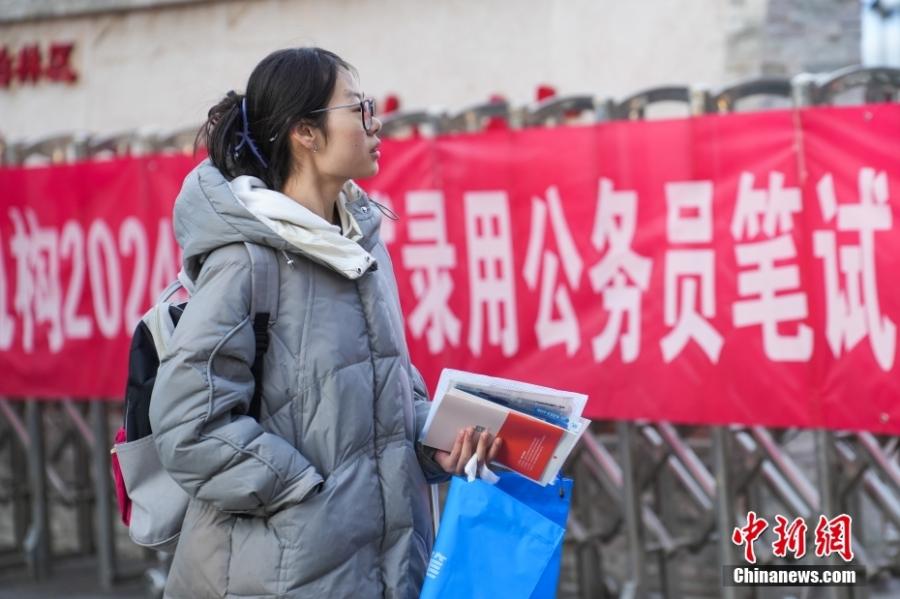 2023年11月26日，山西省太原市，考生步入考場。當日，中央機關(guān)及其直屬機構(gòu)2024年度考試錄用公務(wù)員公共科目筆試舉行。<a target='_blank' href='/'><p  align=