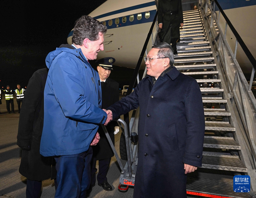 當(dāng)?shù)貢r間1月16日晚，應(yīng)愛爾蘭總理瓦拉德卡邀請，國務(wù)院總理李強(qiáng)乘包機(jī)抵達(dá)都柏林國際機(jī)場，開始對愛爾蘭進(jìn)行正式訪問。愛爾蘭環(huán)境、氣候與通訊部長兼交通部長瑞安等到機(jī)場迎接。新華社記者 饒愛民 攝