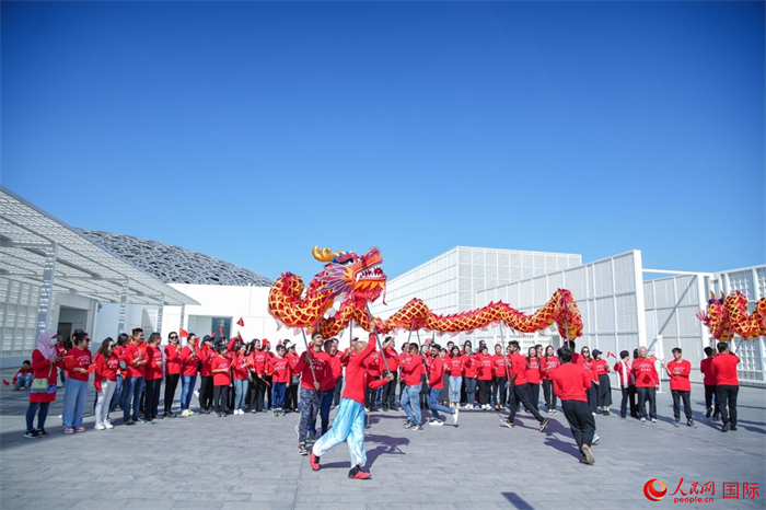 舞龍表演。人民網(wǎng) 塔里克·易卜拉欣攝