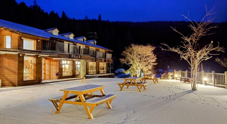位在宜蘭縣內(nèi)的太平山森林游樂區(qū)23日凌晨開始下雪，園區(qū)翠峰山屋前一片雪白。圖片來源：臺灣“中央社”。