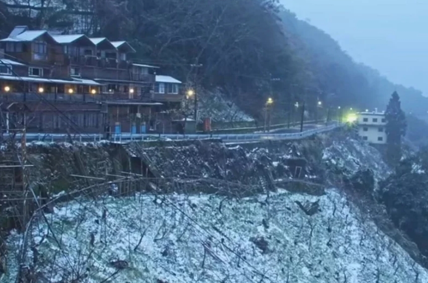 桃園市觀光旅游局22日新啟用的“上巴陵實時影像”的鏡頭下，現(xiàn)場呈現(xiàn)雪景。圖片來源：桃園市觀光旅游局。