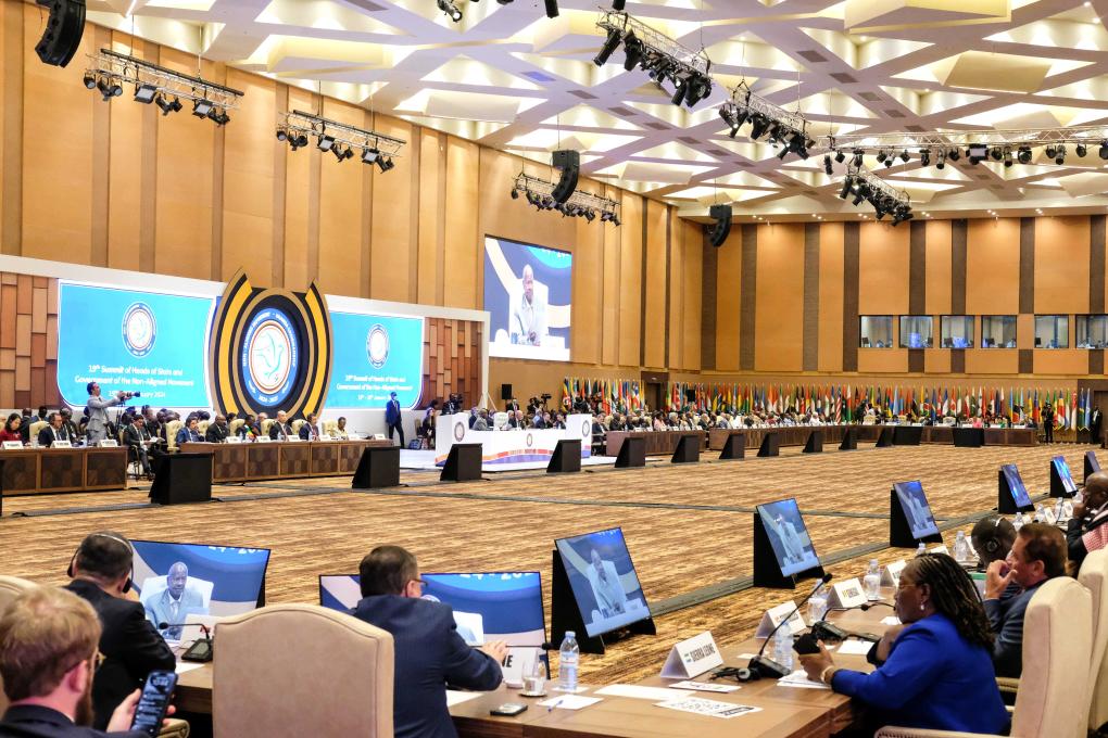 這是1月19日在烏干達(dá)首都坎帕拉拍攝的不結(jié)盟運(yùn)動(dòng)第19次峰會(huì)開(kāi)幕式現(xiàn)場(chǎng)。新華社發(fā)（阿佳拉·納瓦達(dá)攝）