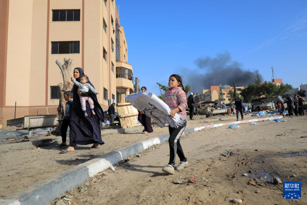 1月22日，加沙地帶南部城市汗尤尼斯遭到以軍攻擊后升起濃煙。新華社發(fā)（里澤克·阿卜杜勒賈瓦德攝）