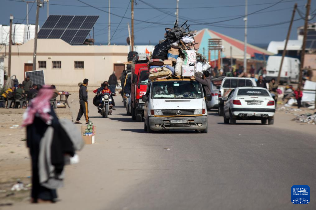 1月22日，在加沙地帶南部城市汗尤尼斯，人們逃離家園。新華社發(fā)（里澤克·阿卜杜勒賈瓦德攝）
