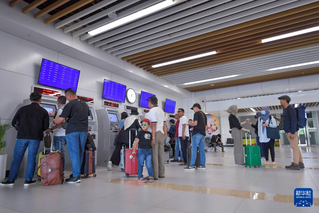 1月24日，在印度尼西亞雅加達(dá)哈利姆站，乘客使用自助取票機(jī)。新華社記者 徐欽 攝