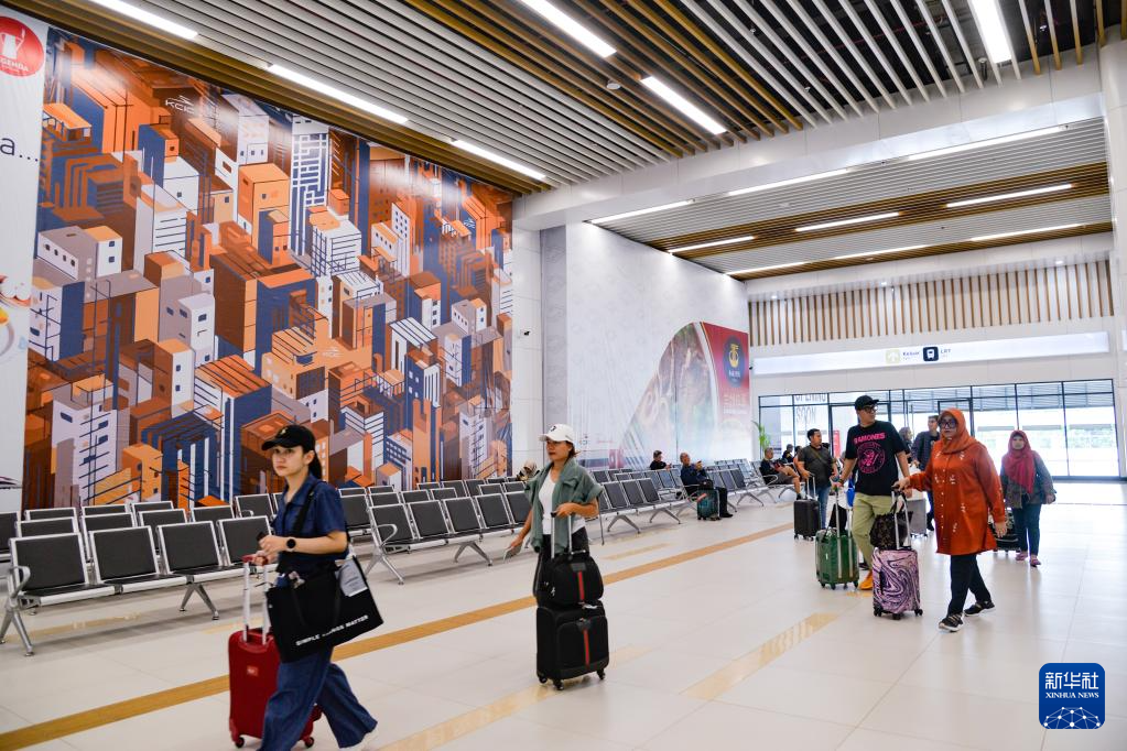 1月24日，在印度尼西亞雅加達(dá)哈利姆站，乘客在候車大廳內(nèi)行走。新華社記者 徐欽 攝