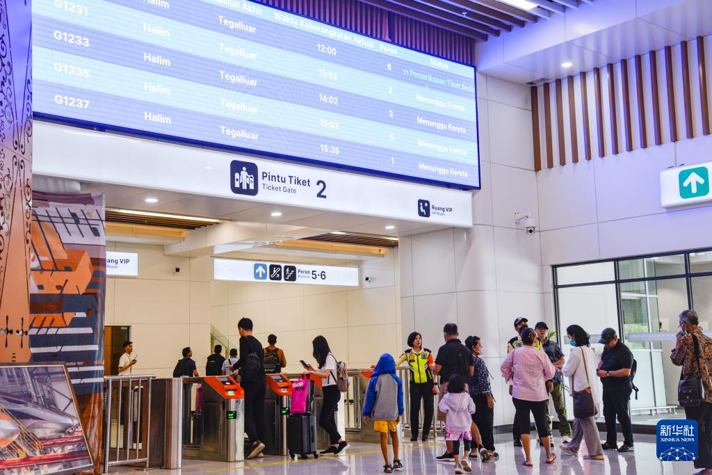 1月24日，在印度尼西亞雅加達(dá)哈利姆站候車大廳，乘客刷票前往站臺。新華社記者 徐欽 攝