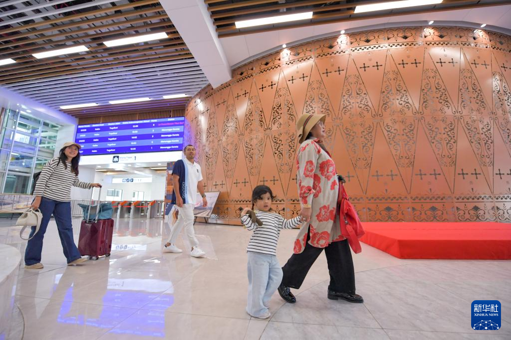 1月24日，在印度尼西亞雅加達(dá)哈利姆站，乘客在候車大廳內(nèi)行走。新華社記者 徐欽 攝