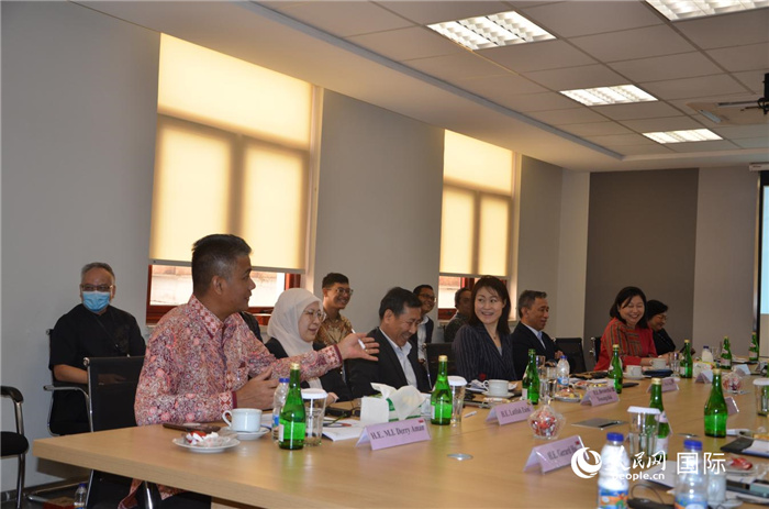 參訪嘉賓與五菱印尼公司負(fù)責(zé)人交流。人民網(wǎng)記者 李培松攝