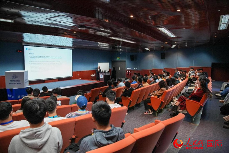 圖為23日，中國學生在聽取講座。人民網(wǎng)塔里克·易卜拉欣攝