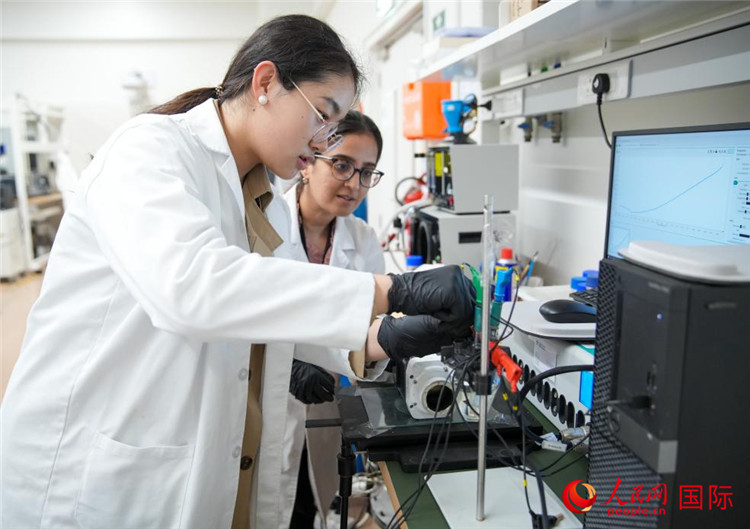 中國學生（左一）在嘗試操作電解水實驗。人民網(wǎng)塔里克·易卜拉欣攝