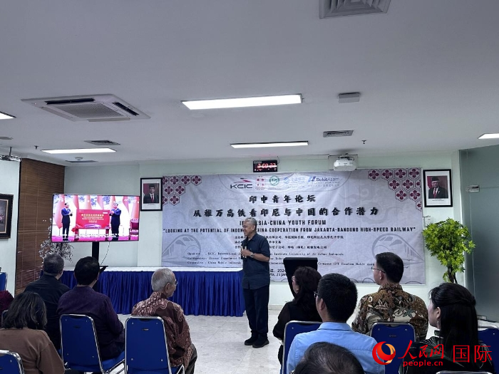 韓高路為與會(huì)嘉賓放映中印尼元首為雅萬高鐵正式開通運(yùn)營(yíng)揭幕的場(chǎng)景。人民網(wǎng)記者 曹師韻攝